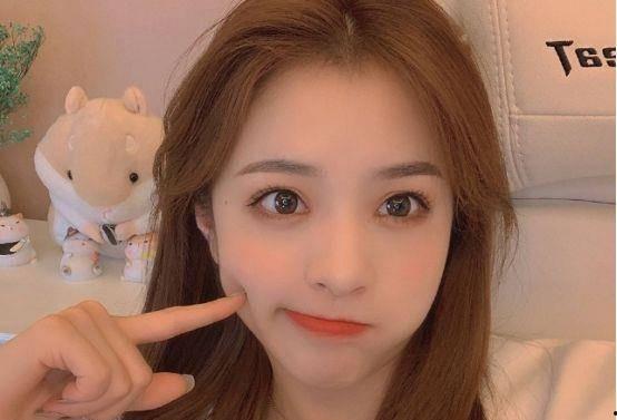 近似方脸的女网红图片,揭秘近似方脸女神的时尚风采”