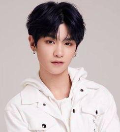 黄明昊台下爆料视频,揭秘明星幕后故事